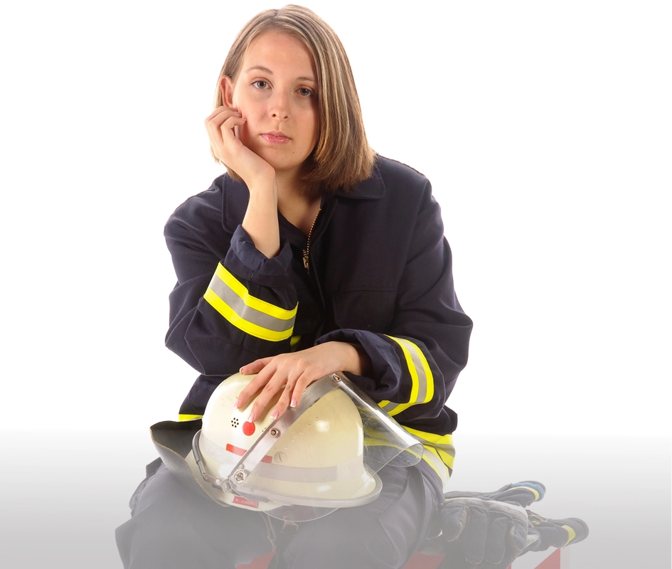 Femme pompier avec casque Ennuyeux